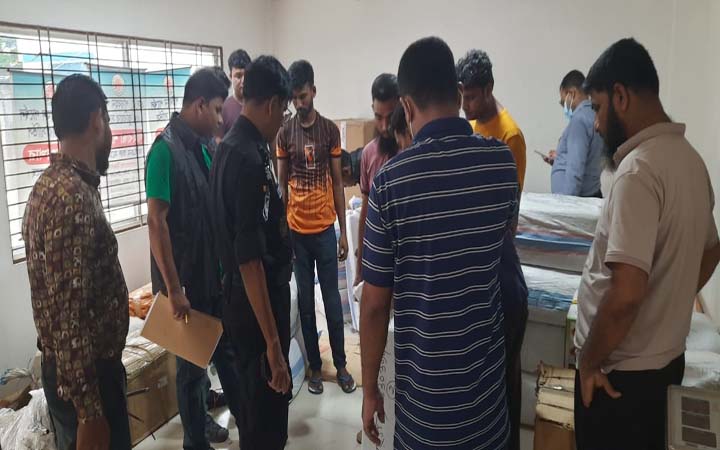 মেহেরপুর কুরিয়ার সার্ভিস থেকে বপিুল পরিমান নকল বিড়ি জব্দ